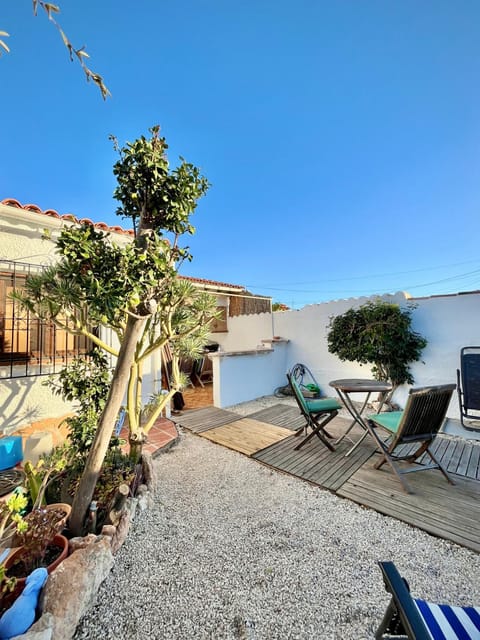 Property building, Patio, Day, Garden, Garden view, sunbed