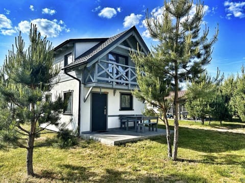 Property building, Day, Natural landscape, Garden, Garden view