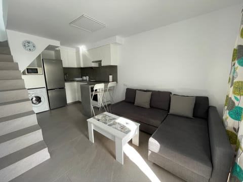 Kitchen or kitchenette, Living room, Dining area, minibar, pet friendly, stove, toaster