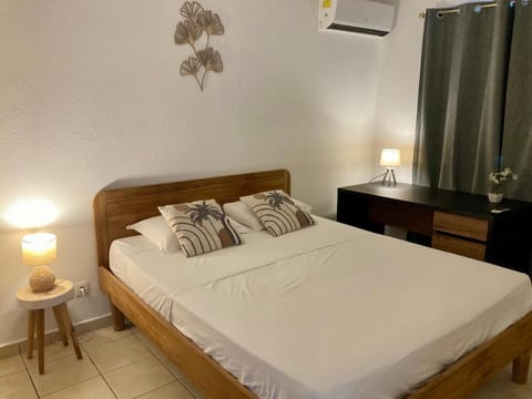 Bed, Photo of the whole room, Bedroom, air conditioner