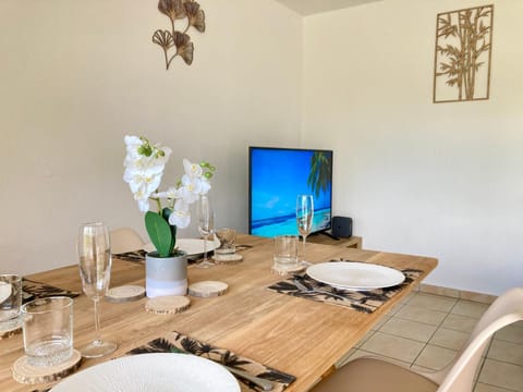 Communal lounge/ TV room, TV and multimedia, Dining area