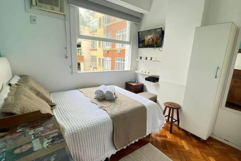 Bed, TV and multimedia, Bedroom