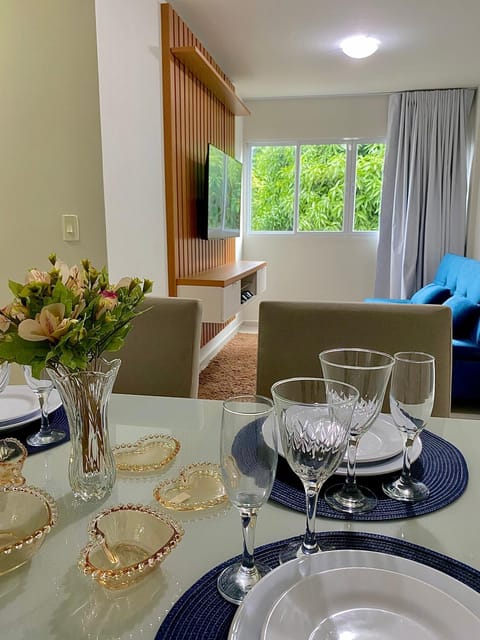 Living room, Food and drinks, Dining area, Food
