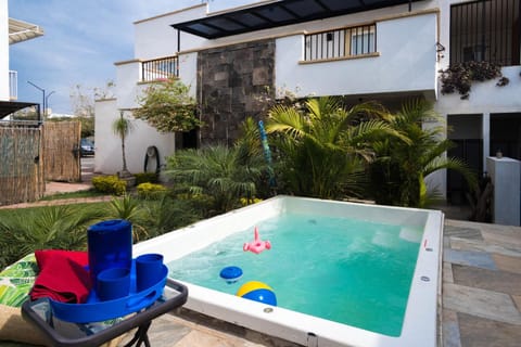 Property building, Patio, Day, Garden, Balcony/Terrace, Balcony/Terrace, Garden view, Pool view, Swimming pool, Swimming pool