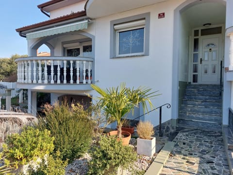 Facade/entrance, Garden, View (from property/room), Balcony/Terrace