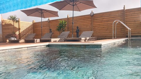 Patio, Day, Swimming pool, sunbed