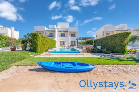 Property building, Day, Garden, Garden view, Pool view, Swimming pool