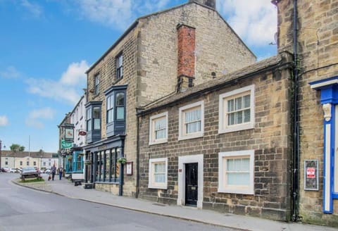 Property building, Day, Neighbourhood, Landmark view, Street view, Location