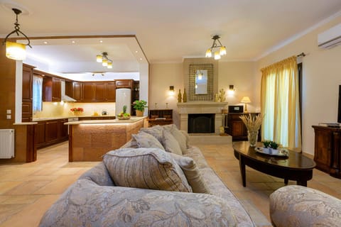 Kitchen or kitchenette, Living room, Seating area, Dining area, fireplace, minibar, pet friendly, stove