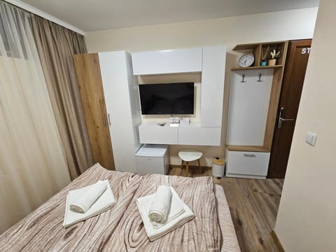 Bed, TV and multimedia, Photo of the whole room, Bedroom, towels, wardrobe