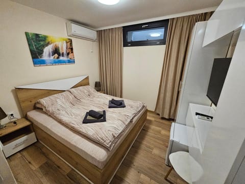 Bed, TV and multimedia, Photo of the whole room, Bedroom, towels