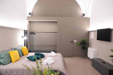 Bed, TV and multimedia, Photo of the whole room, towels