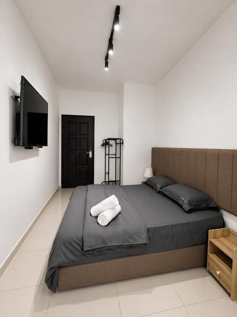 Bed, TV and multimedia, Photo of the whole room, towels