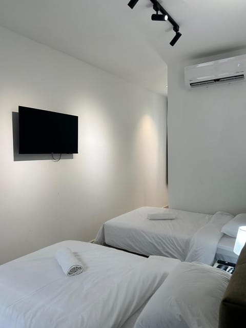 Bed, TV and multimedia, Photo of the whole room, Bedroom, air conditioner