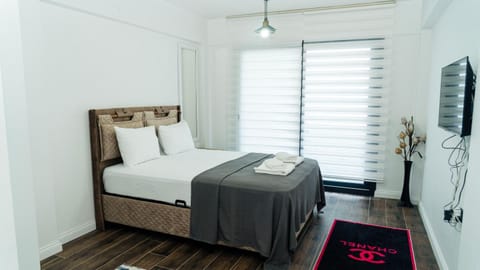Bed, TV and multimedia, Bedroom