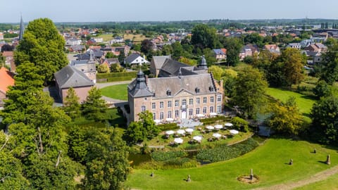 Property building, Nearby landmark, Restaurant/places to eat, Restaurant/places to eat, Neighbourhood, Natural landscape, Garden view, Landmark view, Street view, Location