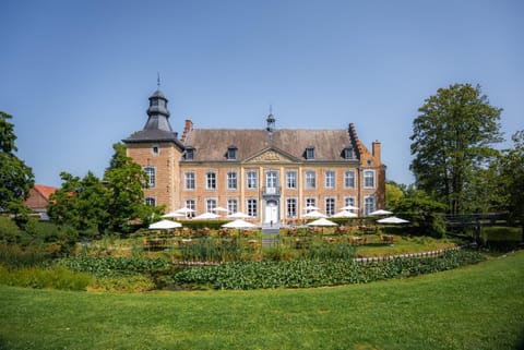 Property building, Restaurant/places to eat, Natural landscape, Garden, Garden, Balcony/Terrace, Garden view, Landmark view