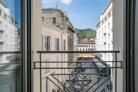 Palazzo La Cortesella - Modern Design & Central Location Apartment in Como
