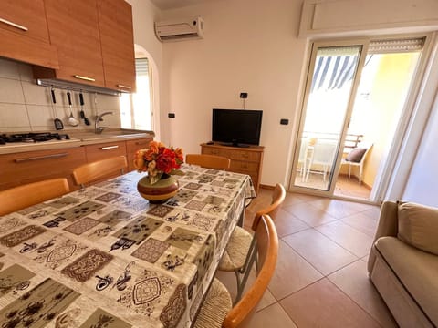 TV and multimedia, Kitchen or kitchenette, Living room, Seating area, Dining area, air conditioner