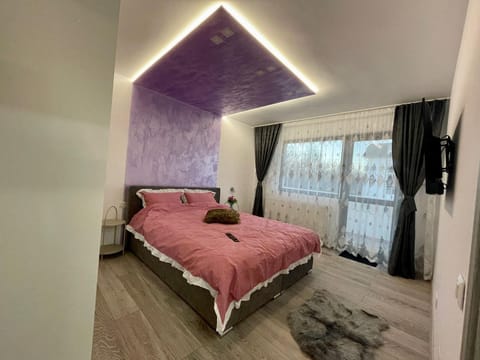 Bed, TV and multimedia, Bedroom