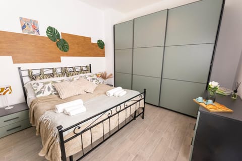 Bed, Photo of the whole room, Bedroom, wardrobe