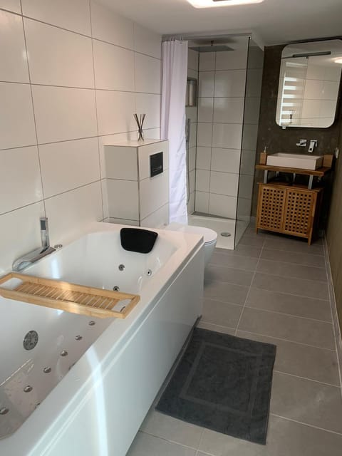 Shower, Hot Tub, Bathroom, Bath
