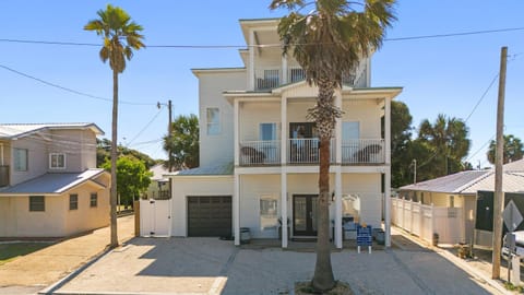 Property building, Day, Neighbourhood, Street view, Location
