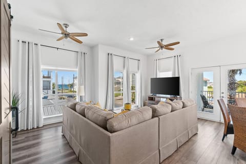 TV and multimedia, View (from property/room), Living room, Seating area, Sea view, fireplace