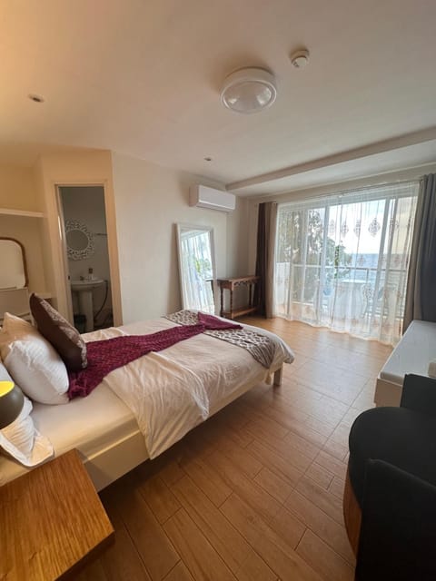 Photo of the whole room, Bedroom, air conditioner
