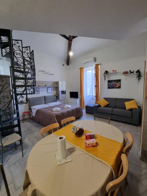 Bed, Living room