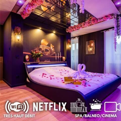 Bed, Sauna, Spa and wellness centre/facilities, Photo of the whole room, Decorative detail, Decorative detail, Bedroom