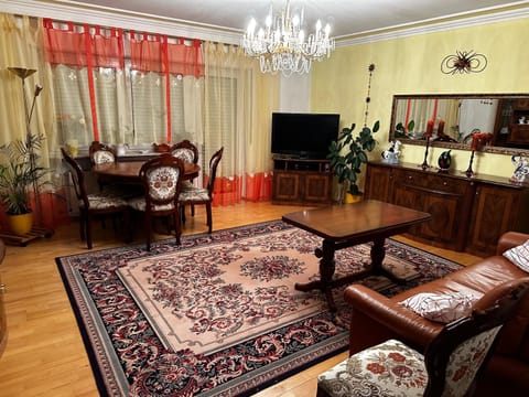 Communal lounge/ TV room, TV and multimedia, Living room, Seating area, Evening entertainment