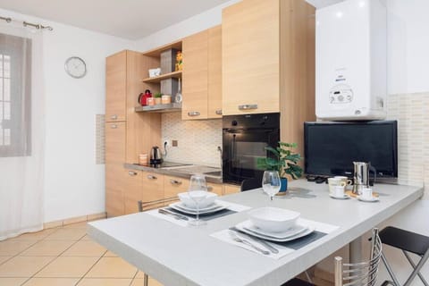 TV and multimedia, Coffee/tea facilities, Kitchen or kitchenette, Dining area, oven, pet friendly, stove