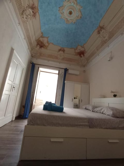 Bed, Photo of the whole room, Decorative detail, Bedroom, towels