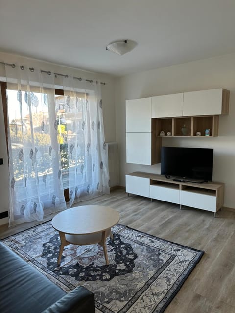 Communal lounge/ TV room, TV and multimedia, Living room, Seating area, Evening entertainment