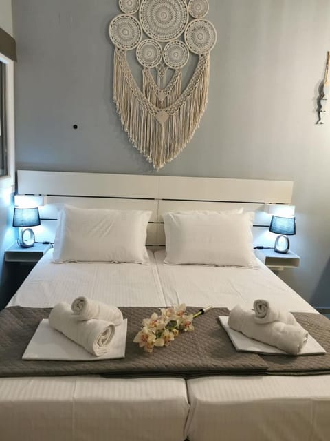 Bed, Bedroom, towels