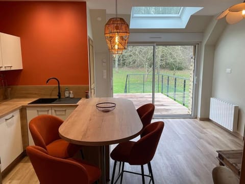 Kitchen or kitchenette, Dining area