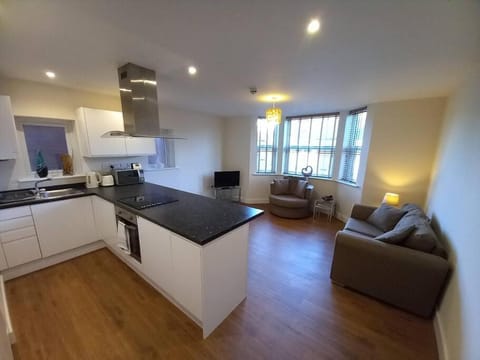 Spacious 2 double bed apartment - Free Parking - Central Beeston location Apartment in Nottingham