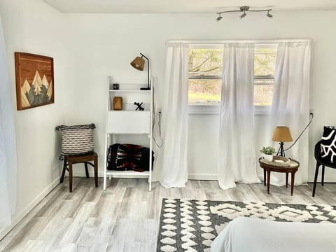Bed, Photo of the whole room, Seating area, Bedroom