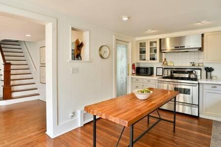 Skiing, Coffee/tea facilities, Kitchen or kitchenette, Hiking, dishwasher, oven, pet friendly, stove, toaster