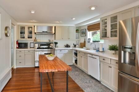 Skiing, Coffee/tea facilities, Kitchen or kitchenette, Dining area, Hiking, dishwasher, oven, pet friendly, stove, toaster