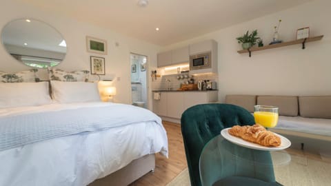 Toilet, Coffee/tea facilities, View (from property/room), Kitchen or kitchenette, Seating area, Dining area