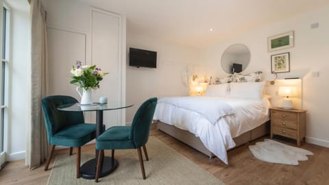 Bed, TV and multimedia, View (from property/room), Dining area