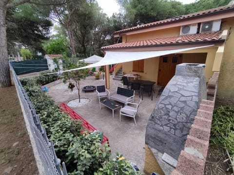 Property building, Patio, Garden, Garden, Balcony/Terrace, Balcony/Terrace, Seating area, Dining area, Garden view