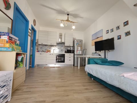 TV and multimedia, Kitchen or kitchenette, Dining area, dishwasher, oven, stove