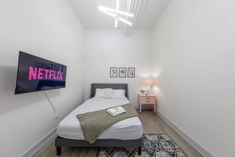 Bed, TV and multimedia, Photo of the whole room, Bedroom