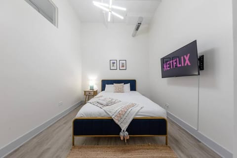 Bed, TV and multimedia, Photo of the whole room, Bedroom, towels