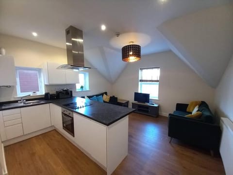 Roomy Penthouse 2 double bed apartment - Spacious - Central Beeston - Free secure parking - Apartment in Nottingham