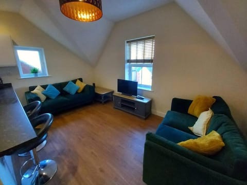 Roomy Penthouse 2 double bed apartment - Spacious - Central Beeston - Free secure parking - Apartment in Nottingham