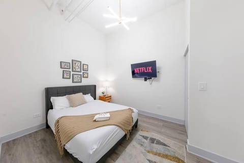 Bed, TV and multimedia, Photo of the whole room, Bedroom, towels